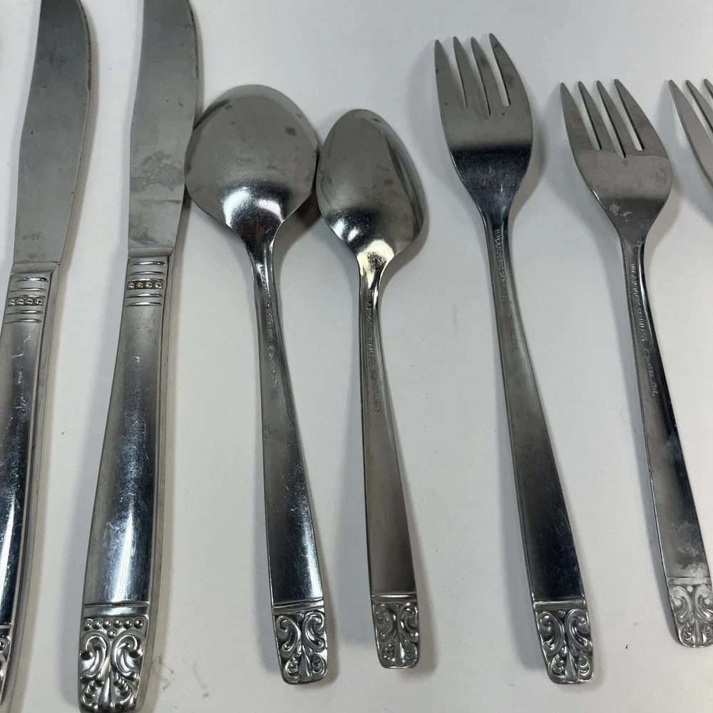 Set of 8 Oneida AZTEC ENCORE pattern stainless dinner  Wm Rogers